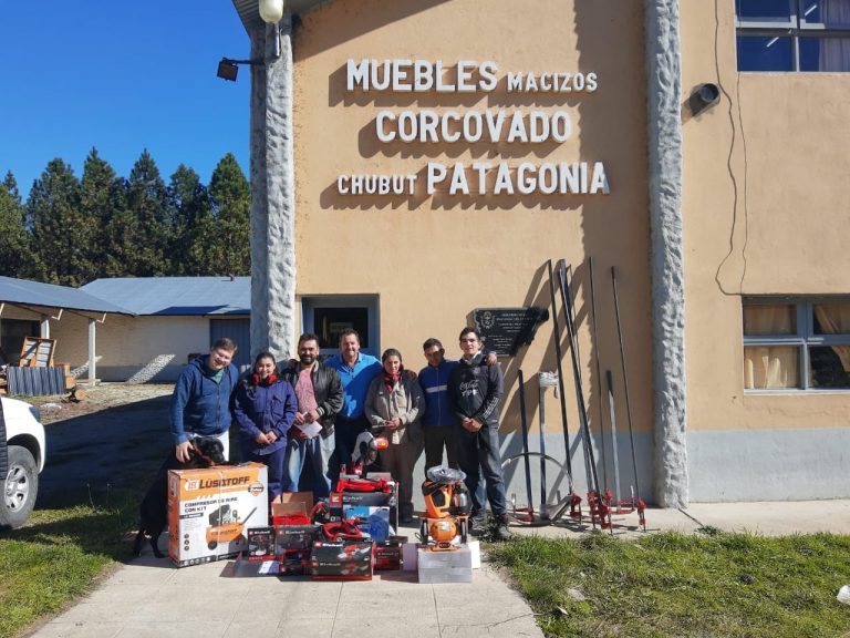 Nueva entrega de herramientas a la carpintería Municipal de Corcovado￼